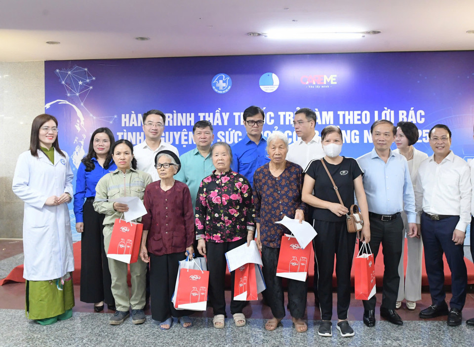 Ban tổ chức cũng trao quà cho các gia đình khó khăn. (Ảnh: PV/Vietnam+)