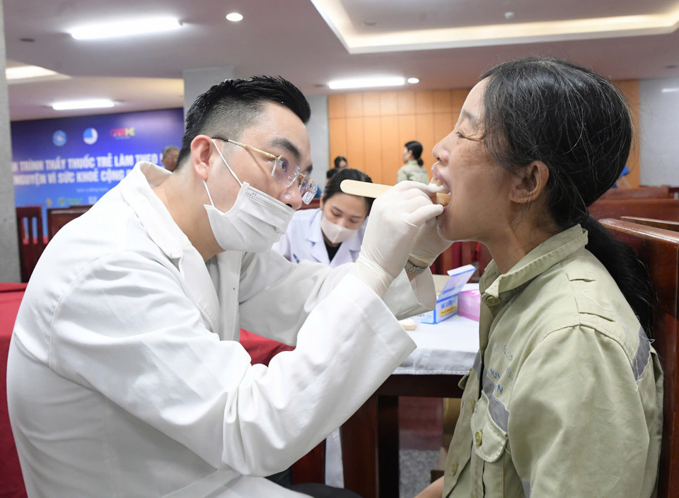 Ngay sau lễ ra quân, các bác sỹ trẻ đã tiến hành khám bệnh cho người dân. Hành trình đặt chỉ tiêu thu hút 20.000 thầy thuốc trẻ tham gia (cả trực tiếp và trực tuyến); khám và tư vấn cho 100.000 người dân; sàng lọc bệnh qua nền tảng trí tuệ nhân tạo cho 1 triệu người; tư vấn về kiến thức nhận biết các bệnh mạn tính, bệnh lý về tâm thần, được tư vấn sức khỏe sinh sản, tiền hôn nhân cho 1 triệu thanh niên. (Ảnh: PV/Vietnam+)