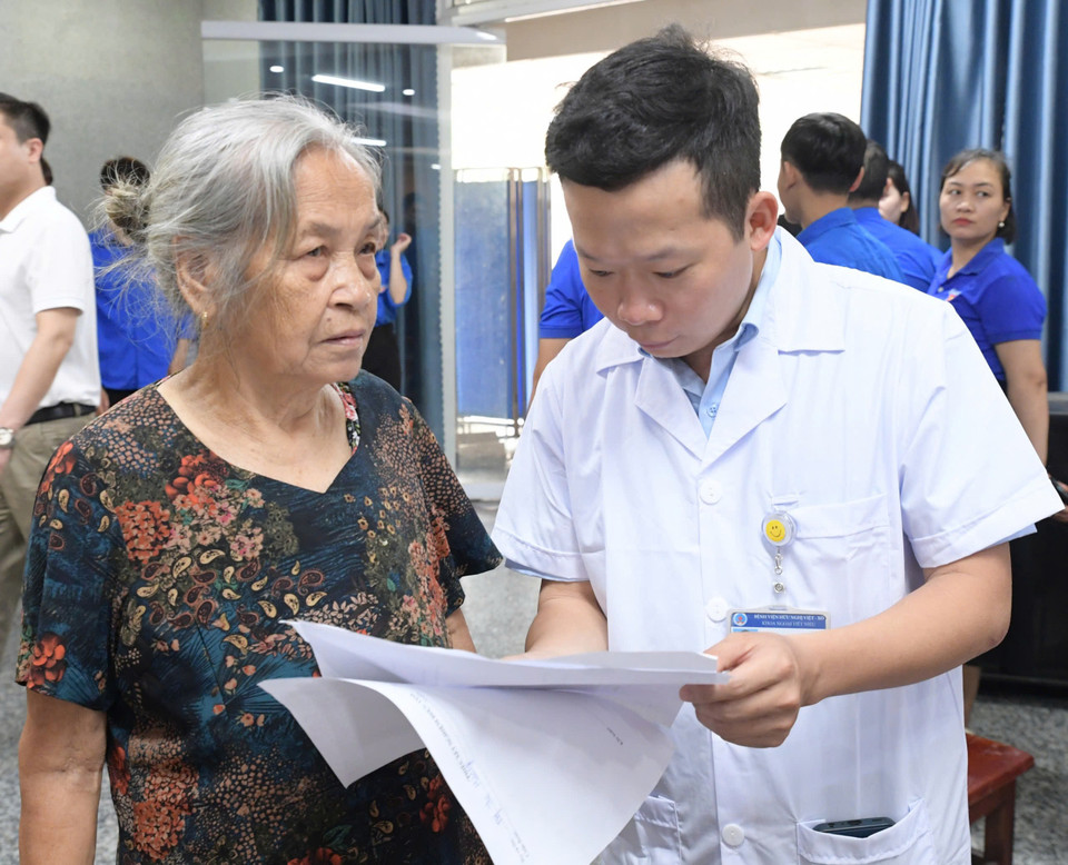 Hành trình năm nay ghi dấu đậm nét của chuyển đổi số y tế và ứng dụng Trí tuệ nhân tạo trong hoạt động khám chữa bệnh tình nguyện. Các đội hình có thêm nhiệm vụ tuyên truyền hướng dẫn người dân sàng lọc bệnh trên nền tảng trực tuyến của Hội Thầy thuốc trẻ Việt Nam, sàng lọc bệnh bằng AI trên page: http://khoemanh.net. (Ảnh: PV/Vietnam+)