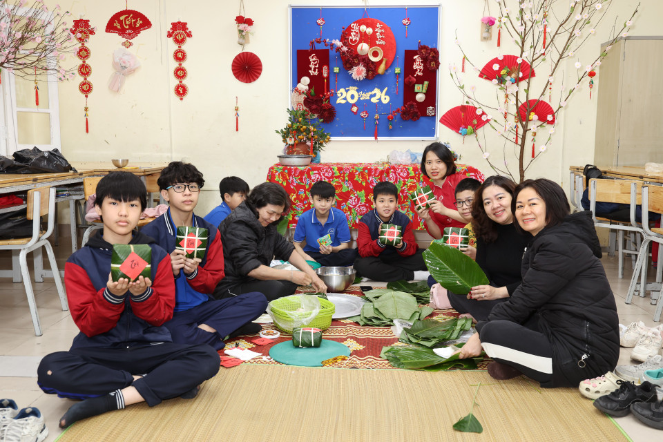 ... và hào hứng khoe thành phẩm. (Ảnh: PV/Vietnam+)