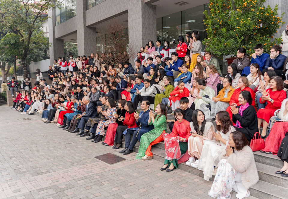 Các tiết mục thu hút đông đảo sinh viên, cán bộ giảng viên nhà trường. (Ảnh: PV/Vietnam+)