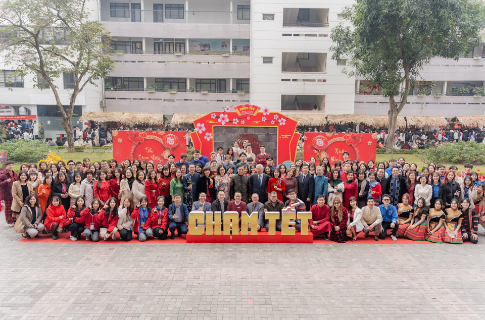 Hôm nay, 14/1, vào đúng ngày Rằm tháng Chạp, Trường Đại học Ngoại thương đã tổ chức lễ hội - Tết sum vầy, Xuân bình an với chủ đề Chạm Tết với nhiều hoạt động, diễn ra đồng loạt tại cơ sở chính Hà Nội, cơ sở II tại Thành phố Hồ Chí Minh, cơ sở Quảng Ninh. (Ảnh: PV/Vietnam+)