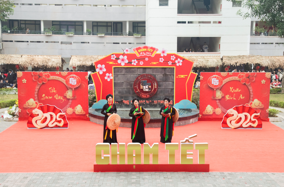 Chương trình được mở đầu với các tiết mục văn nghệ truyền thống của các nghệ sỹ. (Ảnh: PV/Vietnam+)