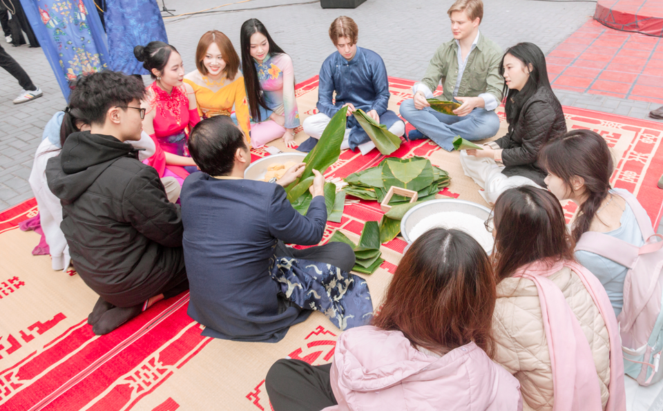 Gói bánh chưng là một trong những hoạt động thu hút nhất với các sinh viên quốc. (Ảnh: PV/Vietnam+)