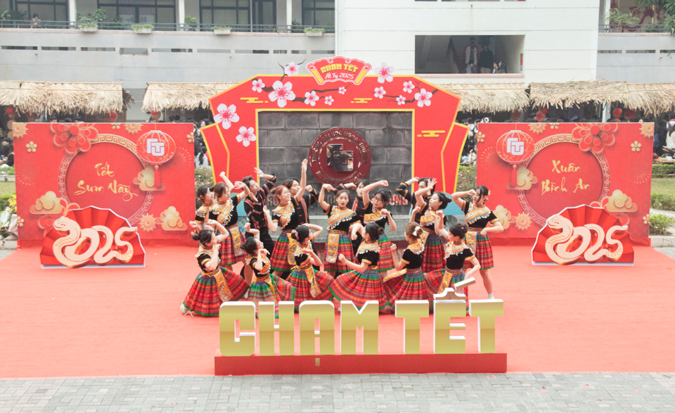 Bên cạnh đó là các tiết mục múa trẻ trung, sôi động. (Ảnh: PV/Vietnam+)