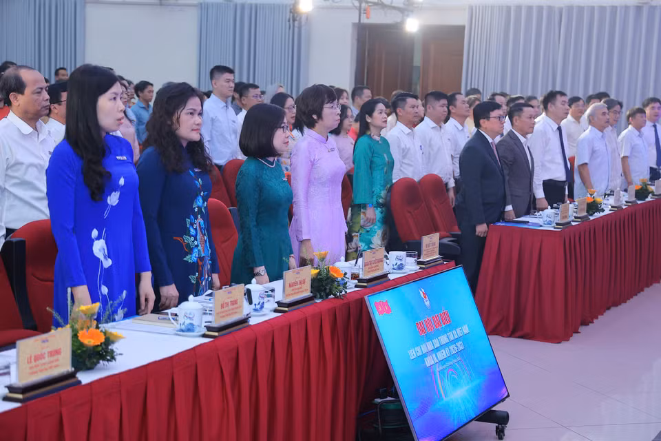 Các đại biểu thực hiện nghi thức chào cờ, chuẩn bị phiên làm việc chính thức. (Ảnh: Hoài Nam/Vietnam+)