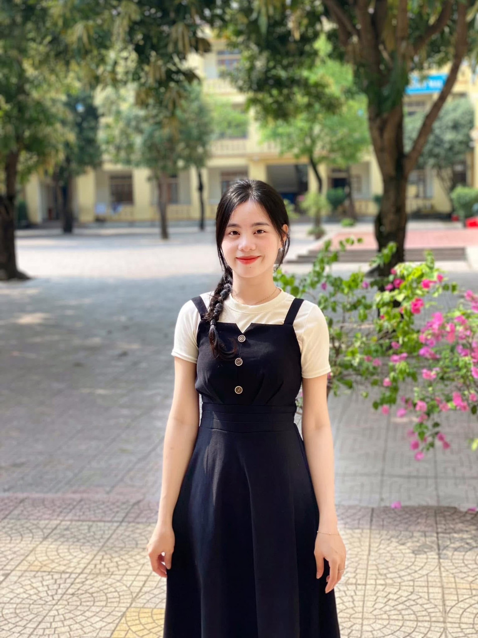 Lò Thị Bảo Vy sinh ra và lớn lên tại bản Văng Môn, xã Nga My, tỉnh Nghệ An, nơi người dân tộc Ơ Đu - một trong những dân tộc thiểu số ít người nhất Việt Nam - tập trung sinh sống. Cô cũng là người dân tộc Ơ Đu đầu tiên trúng cử đại biểu Quốc hội. (Ảnh: NVCC)
