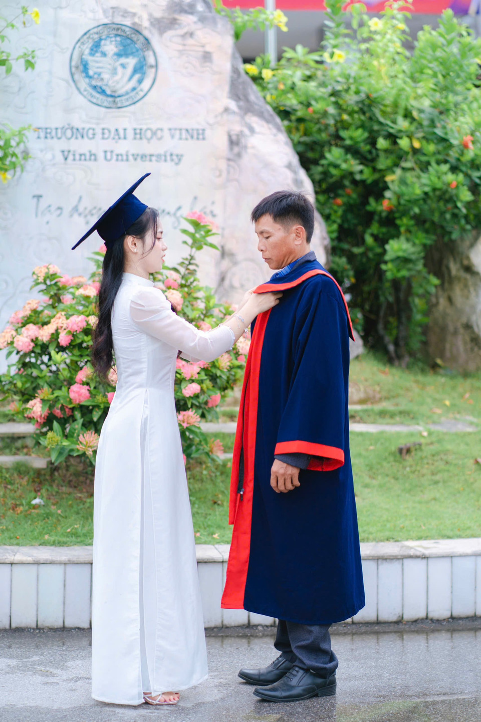 ... và cho bố mình, như lời tri ân sâu sắc đến công lao vất vả mà bố mẹ đã gồng gánh nuôi cô ăn học, trưởng thành. (Ảnh: NVCC)