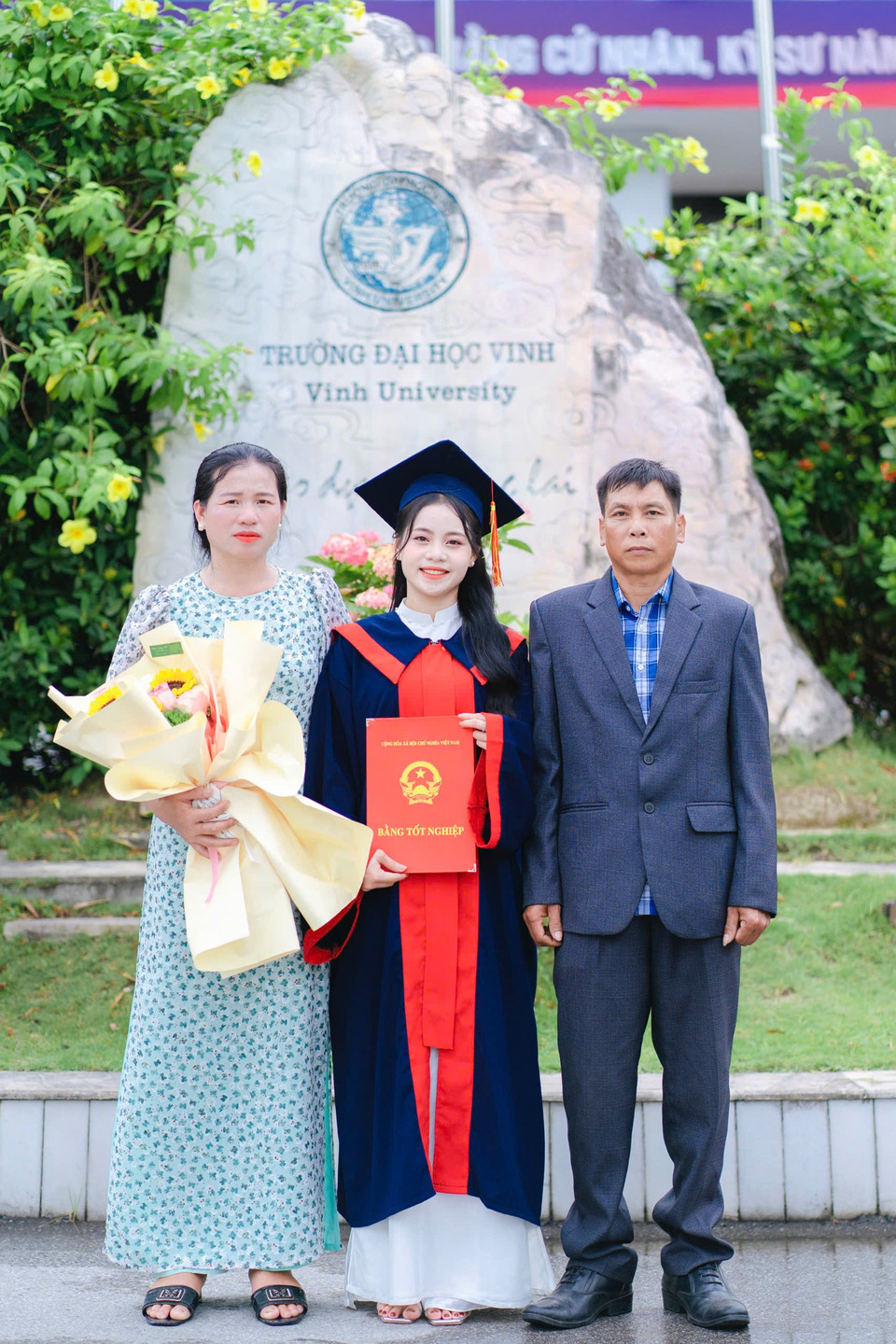 Bảo Vy hạnh phúc chụp ảnh cùng bố mẹ trong lễ tốt nghiệp. (Ảnh: NVCC)