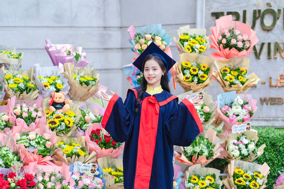 Từ bản làng của người Ơ Đu, Lò Thị Bảo Vy tốt nghiệp Trường Đại học Vinh. (Ảnh: NVCC)