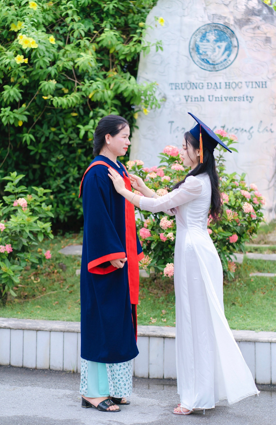 Trong ngày lễ tốt nghiệp, Bảo Vy trân trọng khoác bộ đồ cử nhân cho mẹ...