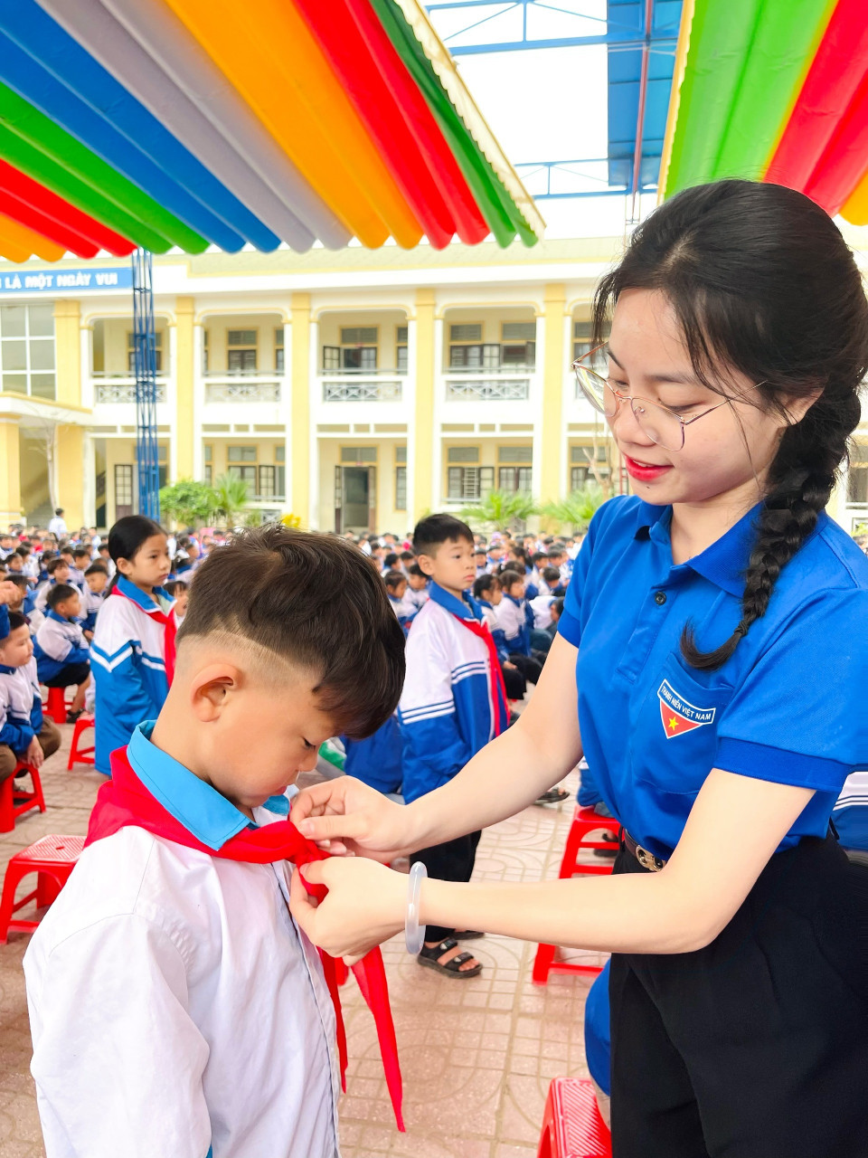 Cô giáo trẻ chăm chút cho học trò. (Ảnh: NVCC)