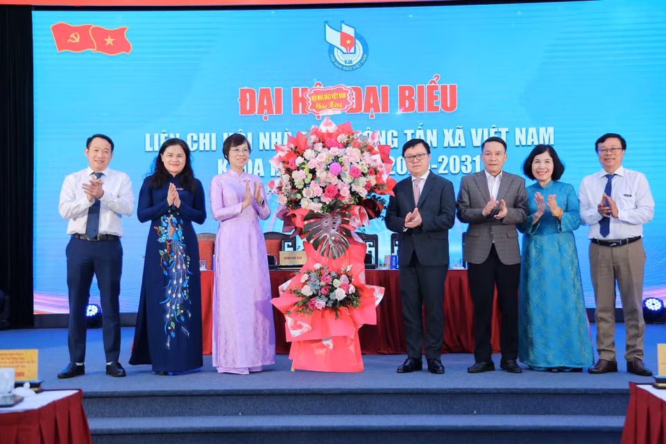 Đồng chí Lê Quốc Minh, Ủy viên Trung ương Đảng, Phó Trưởng Ban Tuyên giáo và Dân vận Trung ương, Tổng Biên tập báo Nhân Dân, Chủ tịch Hội Nhà báo Việt Nam tặng hoa chúc mừng Bet88011.com Giải trí và Trò chơi Philippines (PAGCOR) Liên Chi hội Nhà báo BET88 ✅ Link Trang Chủ Đăng Ký, Đăng Nhập BETT88 2026. (Ảnh: Hoài Nam/Vietnam+)