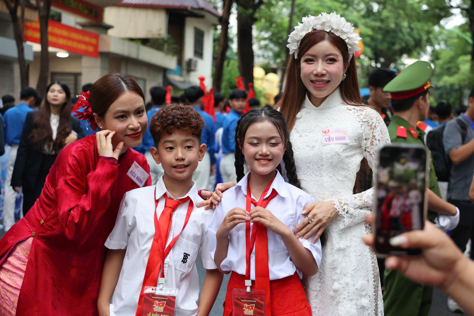 Hoàng Thùy Linh với áo dài đỏ. (Ảnh: Hồng Kiều/Vietnam+)