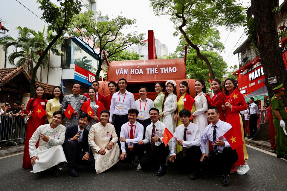 Các nghệ sỹ chuẩn bị cho buổi tổng duyệt. (Ảnh: Hồng Kiều/Vietnam+)