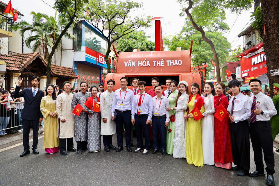 Đội hình diễu binh quy tụ nhiều ngôi sao nổi tiếng của làng nghệ thuật Việt Nam. (Ảnh: Hồng Kiều/Vietnam+)