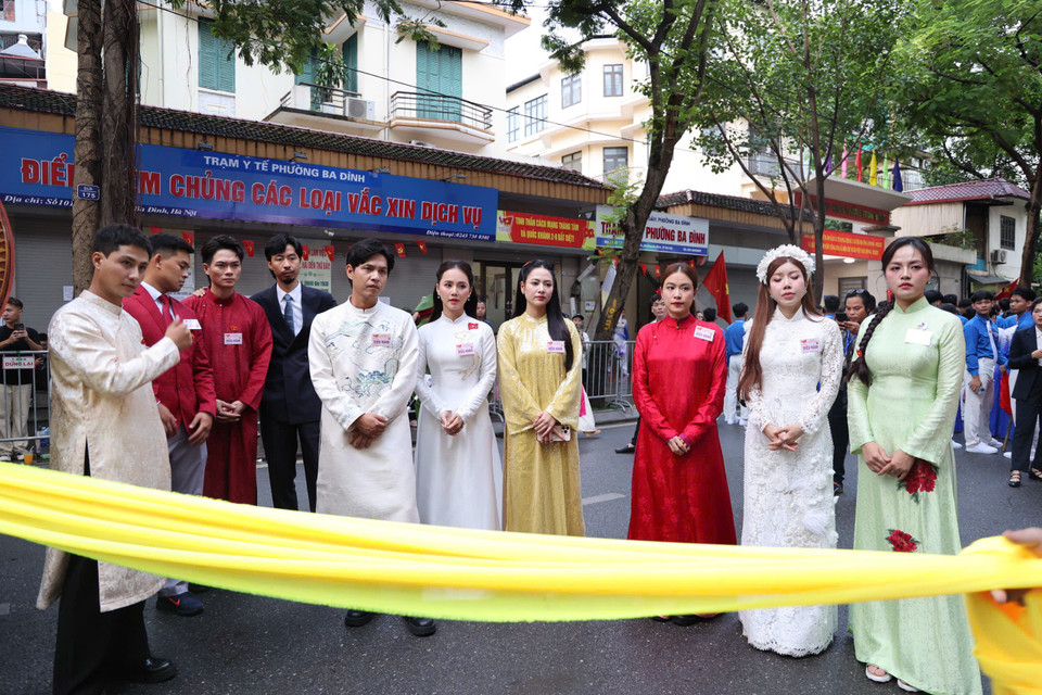 Các nghệ sỹ sẵn sàng cho buổi tổng duyệt. (Ảnh: Hồng Kiều/Vietnam+)