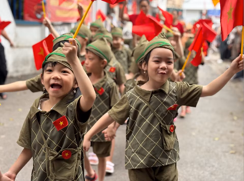 Học sinh hào hứng tham gia màn diễu hành... (Ảnh: PV/Vietnam+)