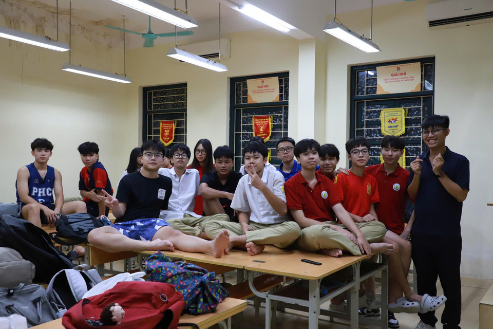 Các em học sinh và thầy chủ nhiệm trong lớp học. (Ảnh: PV/Vietnam+)