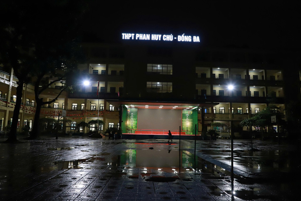 Khác với mọi khi, tối nay, 30/9, nhiều phòng học của Trường Trung học phổ thông Phan Huy Chú-Đống Đa vẫn sáng đèn. (Ảnh: PV/Vietnam+)