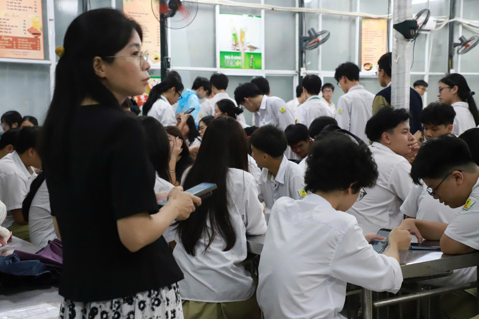 Hoàn lưu bão số 10 đã biến nhiều khu vực của Hà Nội thành biển nước, các tuyến đường quanh trường ngập sâu, nhiều phụ huynh không thể đến đón con. Có gần 100 học sinh phải ở lại ăn tối tại trường, 26 em đăng ký ngủ lại qua đêm. Các thầy cô giáo đã ở lại để chăm sóc các em. (Ảnh: PV/Vietnam+)