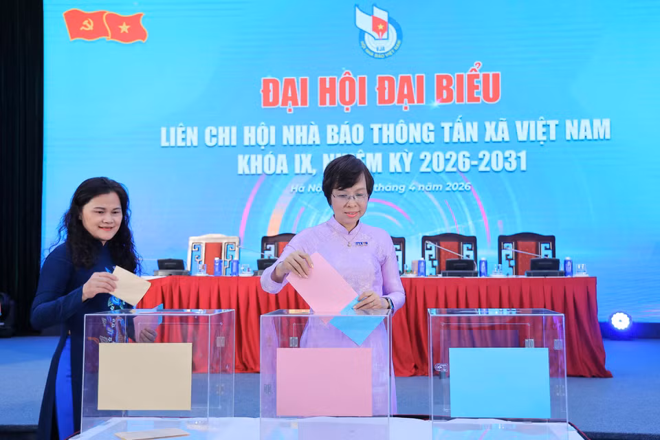 Các đại biểu tiến hành một số nội dung của công tác bầu cử. (Ảnh: Hoài Nam/Vietnam+)