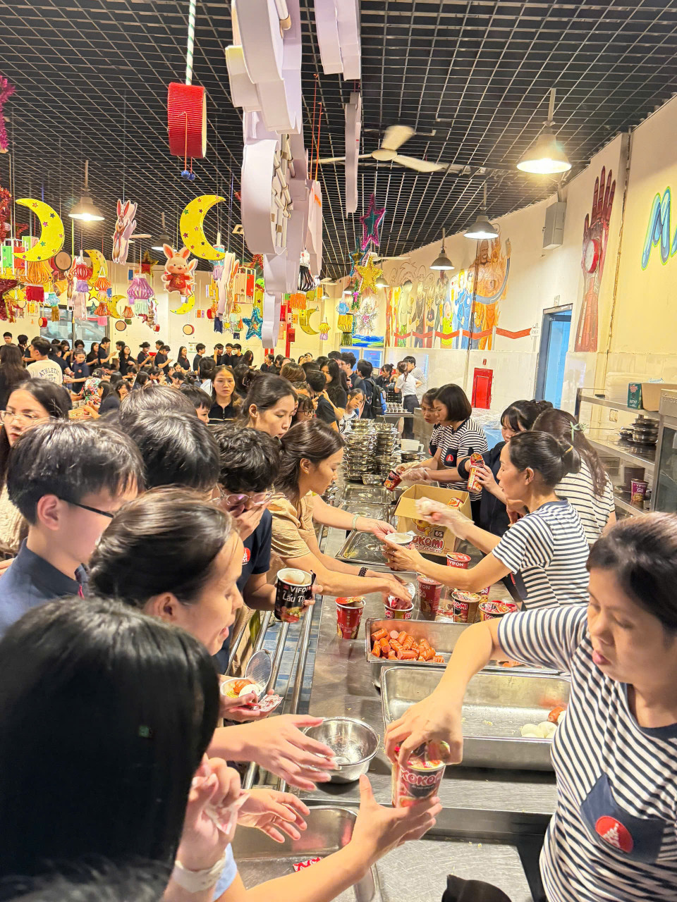 Trường cũng sẽ chuẩn bị bữa sáng mai cho học sinh. (Ảnh: PV/Vietnam+)