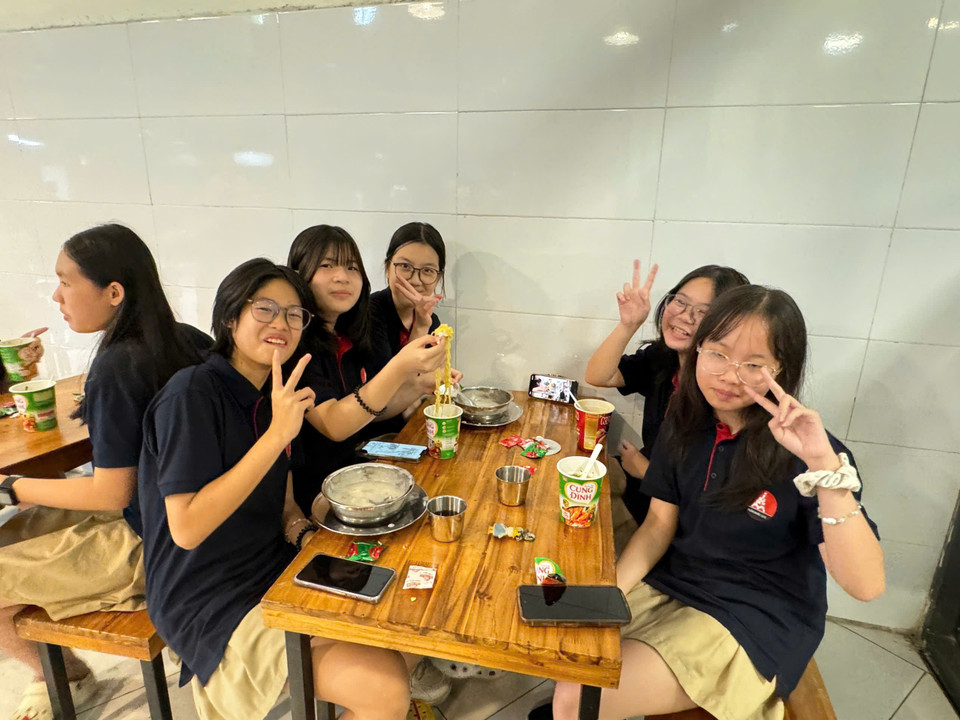 Nhà trường cho biết sẽ lo chu tất chỗ ăn, ở cho các em khi ở lại trường. (Ảnh: PV/Vietnam+)