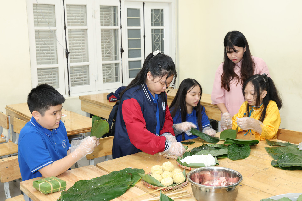 Điểm nhấn của ngày hội xuân là hoạt động thi gói bánh chưng với sự tham gia của tất cả các lớp. (Ảnh: PV/Vietnam+)