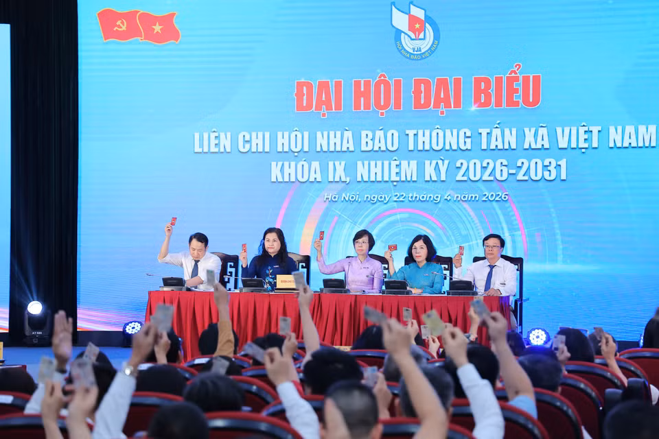 Các đại biểu biểu quyết bầu thư ký đại hội. (Ảnh: Hoài Nam/Vietnam+)
