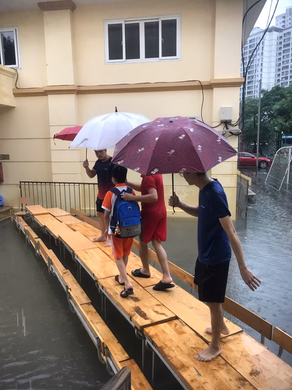 Cây cầu đặc biệt đã giúp cho học sinh, phụ huynh không phải lội nước. (Ảnh: PHCC)
