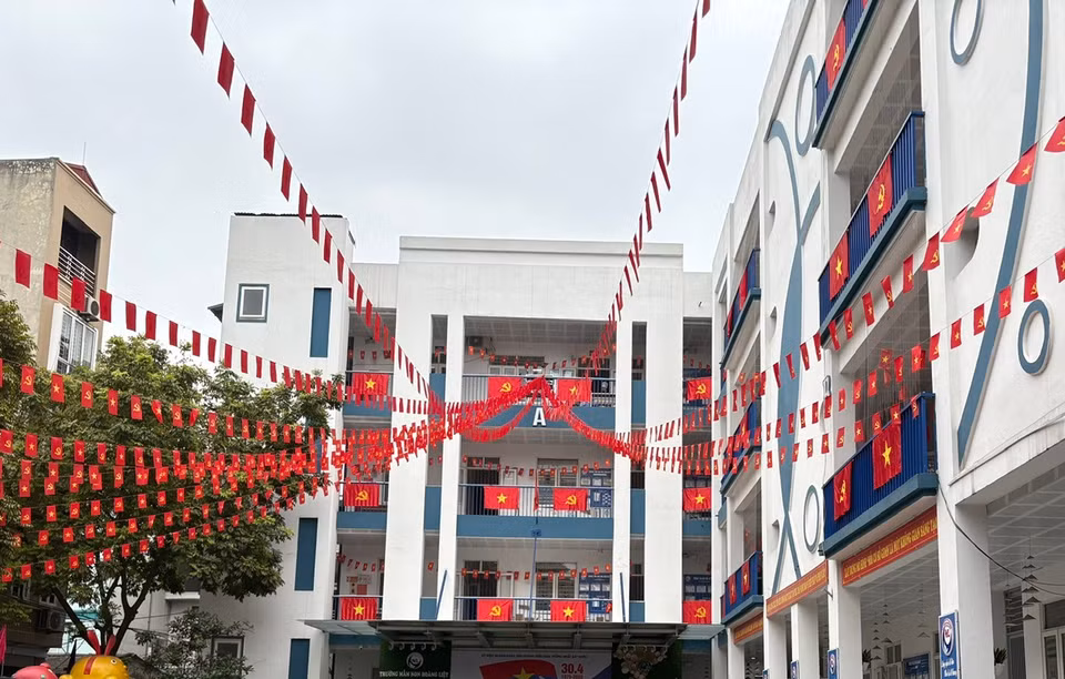 Trường Mầm non Hoàng Liệt (Hoàng Mai, Hà Nội) cũng rực rỡ sắc đỏ. (Ảnh: PV/Vietnam+)