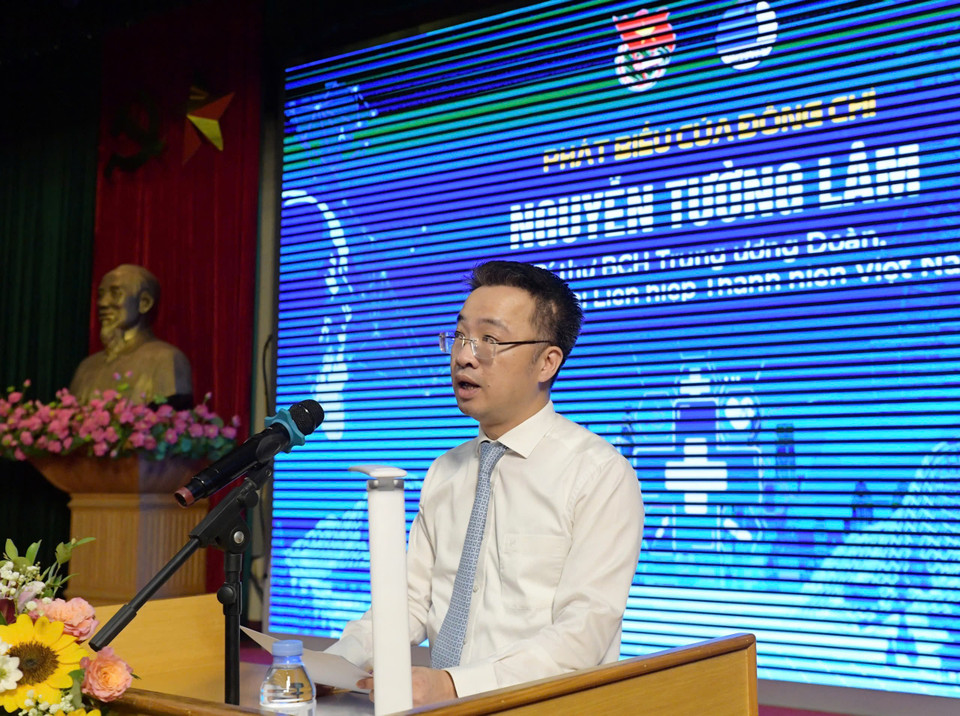 Hành trình năm nay dự kiến diễn ra trên cả nước trong thời gian từ tháng Năm đến tháng 11, với 4 đội hình: đội hình khám tình nguyện, đội hình chuyển đổi số y tế, đội hình sàng lọc bệnh và đội hình vận động hiến máu, mô, tạng. Theo Bí thư Trung ương Đoàn, Chủ tịch Hội Liên hiệp thanh niên Việt Nam Nguyễn Tường Lâm, tinh thần "thầy thuốc trẻ xung kích, vươn mình trong kỷ nguyên số" là sợi chỉ đỏ xuyên suốt hành trình năm nay. (Ảnh: PV/Vietnam+)