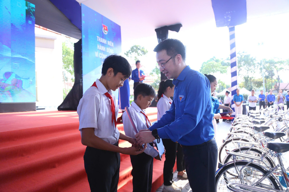 Trung ương Đoàn tặng 40 suất học bổng, 10 chiếc xe đạp cho các em học sinh có hoàn cảnh khó khăn vươn lên trong học tập. (Ảnh: PV/Vietnam+)