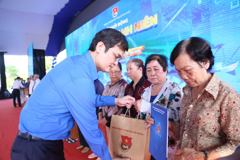 Ngay sau lễ khởi động, Trung ương Đoàn đã triển khai hàng loạt hoạt động ý nghĩa như tặng quà cho người dân hoàn cảnh khó khăn, gia đình chính sách. (Ảnh: PV/Vietnam+)