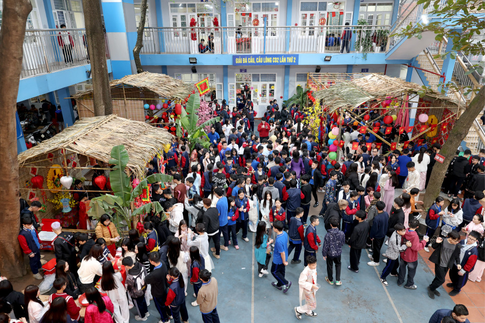 Những ngày giáp Tết, các trường học tưng bừng tổ chức hoạt động trải nghiệm cho học sinh để các em hiểu hơn về nét đẹp văn hóa cổ truyền của dân tộc, cũng là cách lưu truyền văn hóa cho thế hệ tương lai. Tại Trường Trung học cơ sở Chương Dương (Hà Nội), chương trình hội xuân diễn ra trong hai ngày 11 và 12/2. (Ảnh: PV/Vietnam+)