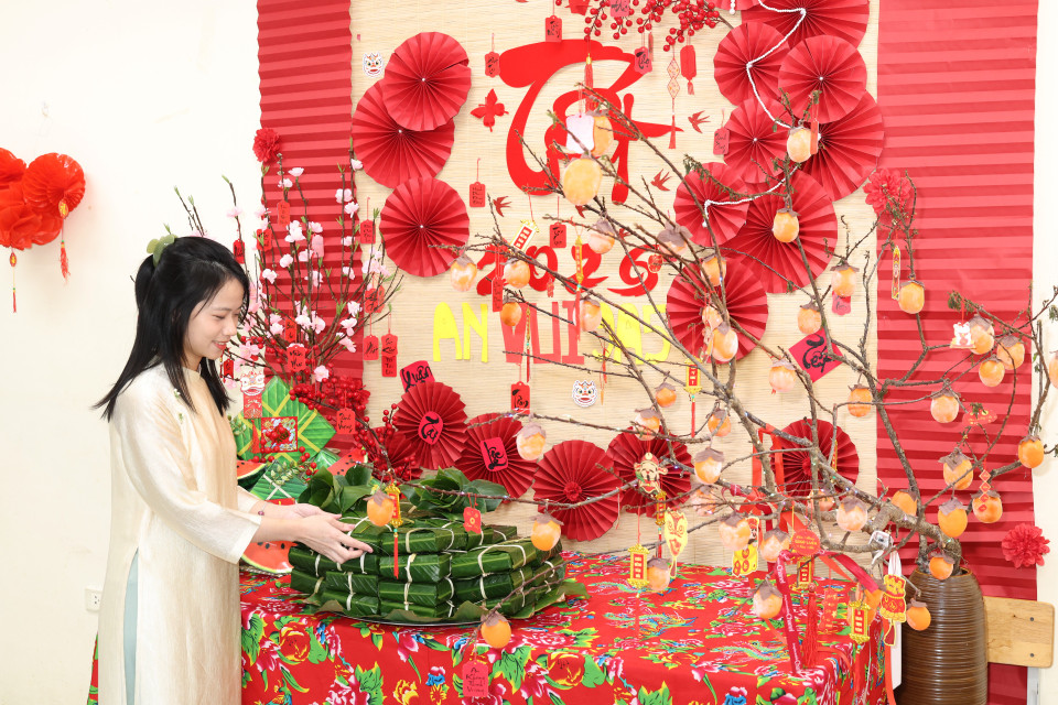 Những chiếc bánh vuông vắn không chỉ thể hiện sự khéo léo mà còn là bài học sống động về truyền thống “uống nước nhớ nguồn”. (Ảnh: PV/Vietnam+)