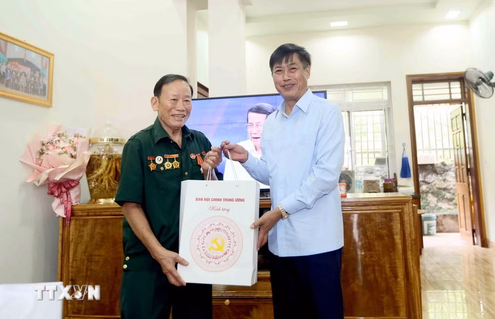 ttxvn-tang-qua-tai-son-la-8172889.jpg