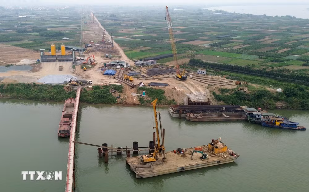 ttxvn-ha-noi-khong-khi-thi-cong-khan-truong-tren-cong-truong-du-an-cau-ngoc-hoi-8729102-11.jpg