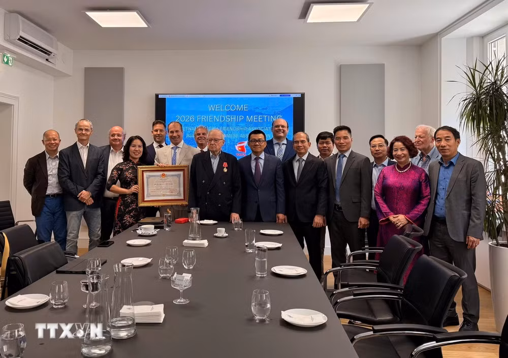 ttxvn-trao-tang-huan-chuong-huu-nghi-cua-chu-tich-nuoc-cho-ong-peter-jankowitsch-va-hoi-ao-viet-8900994.jpg