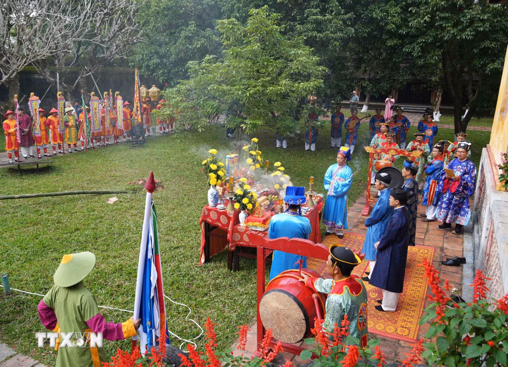 ttxvn-le-thuong-tieu-dung-cay-neu-trong-dai-noi-hue-8583936-4.jpg