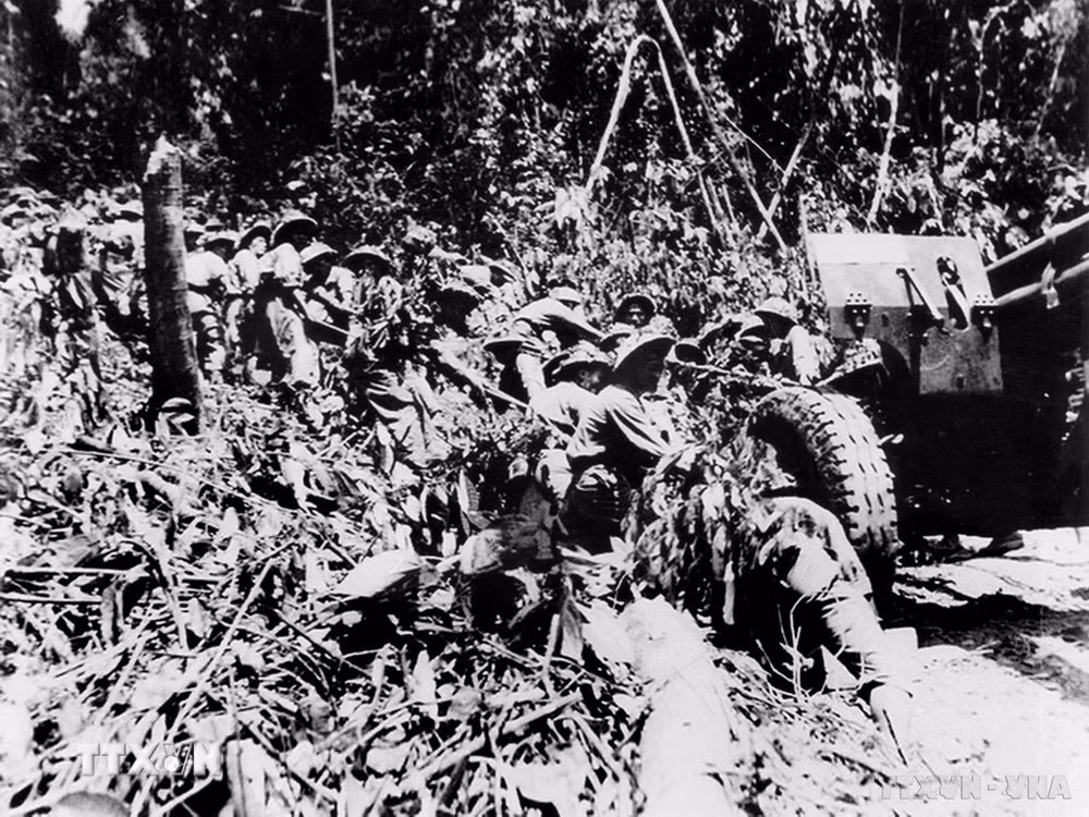 ttxvn-chien-thang-lich-su-dien-bien-phu-751954-ban-anh-hung-ca-vang-vong-mai-8741500-41.jpg