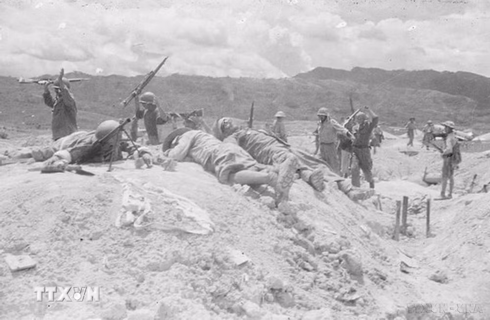 ttxvn-chien-thang-lich-su-dien-bien-phu-751954-ban-anh-hung-ca-vang-vong-mai-8741500-30.jpg