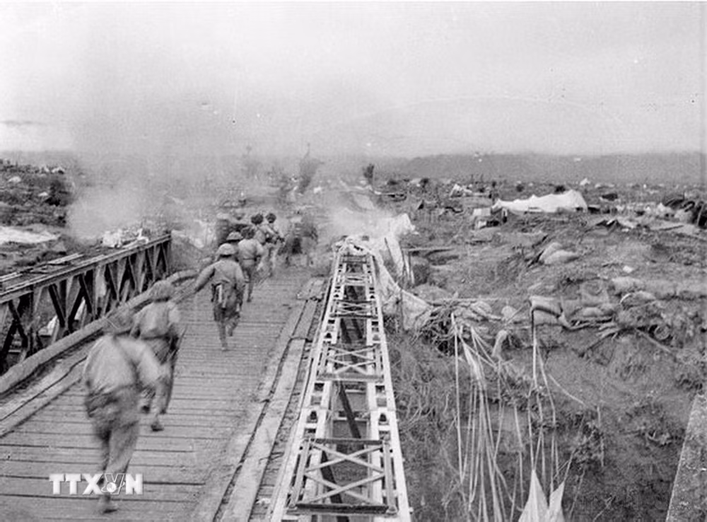 ttxvn-chien-thang-lich-su-dien-bien-phu-751954-ban-anh-hung-ca-vang-vong-mai-8741500-24.jpg