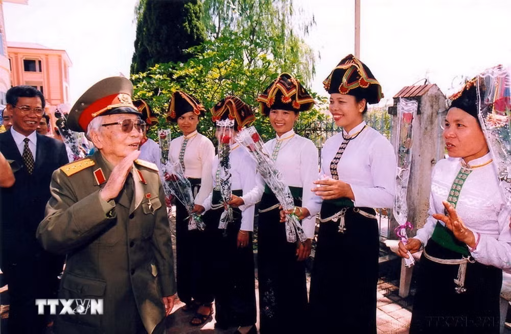 ttxvn-chien-thang-lich-su-dien-bien-phu-751954-ban-anh-hung-ca-vang-vong-mai-8741500-11.jpg