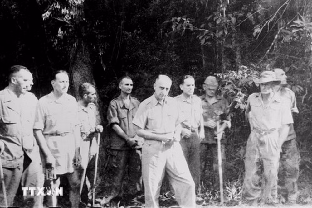 ttxvn-chien-thang-lich-su-dien-bien-phu-751954-ban-anh-hung-ca-vang-vong-mai-8741500-20.jpg