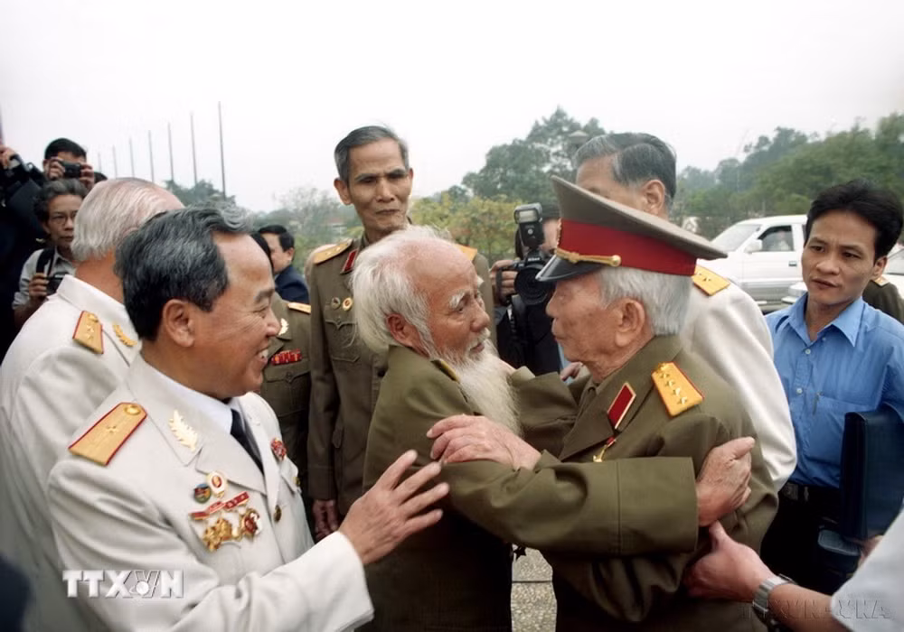 ttxvn-chien-thang-lich-su-dien-bien-phu-751954-ban-anh-hung-ca-vang-vong-mai-8741500-12.jpg