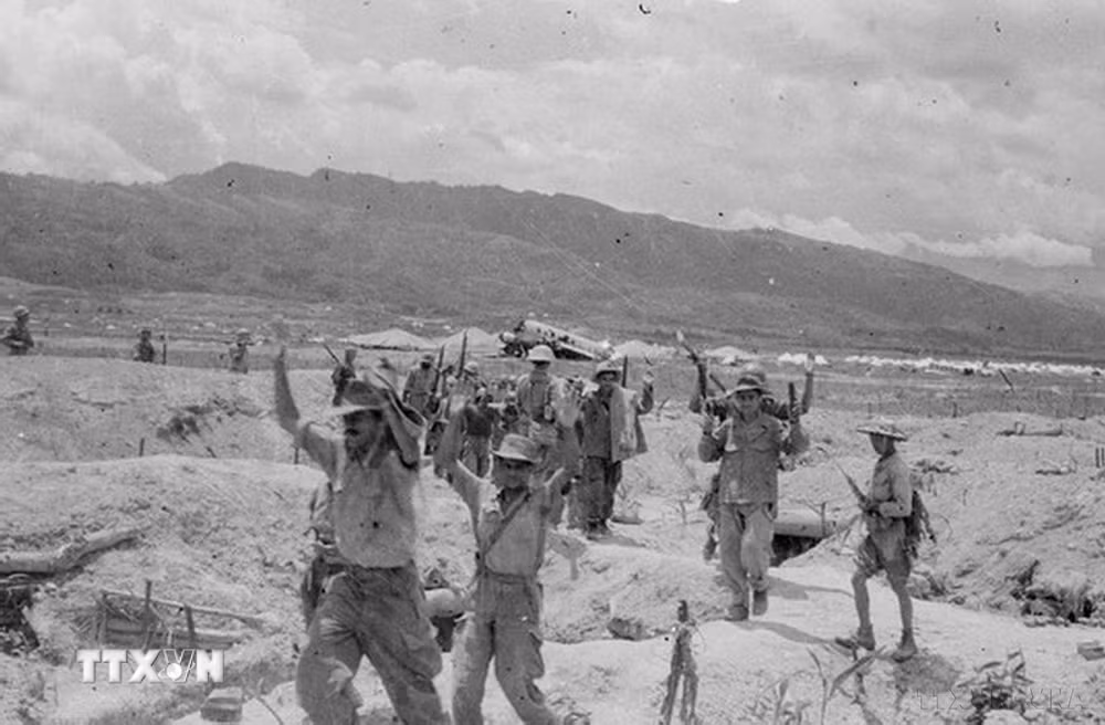 ttxvn-chien-thang-lich-su-dien-bien-phu-751954-ban-anh-hung-ca-vang-vong-mai-8741500-29.jpg