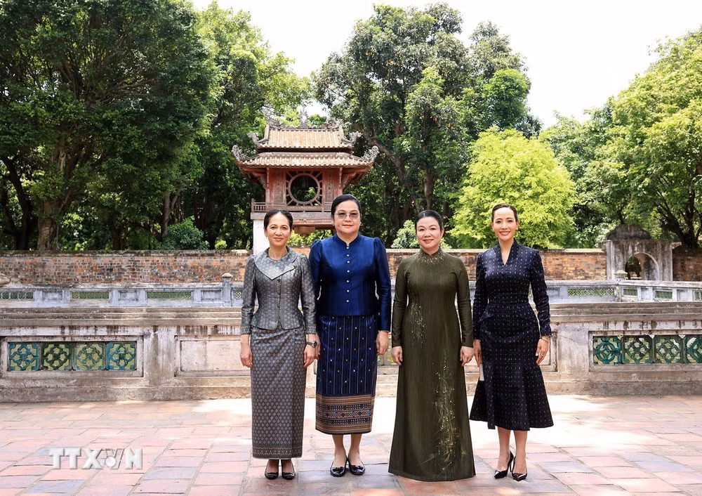 ttxvn-phu-nhan-thu-tuong-le-minh-hung-cung-phu-nhan-thu-tuong-lao-campuchia-thai-lan-tham-van-mieu-quoc-tu-giam-8813228-6.jpg