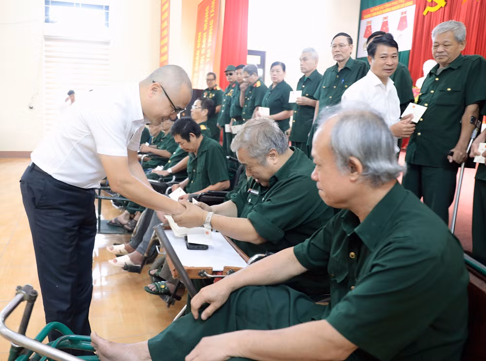Bắc Ninh, Phú Thọ trao quà của Tổng Bí thư, Chủ tịch nước tới thương, bệnh binh- Ảnh 2.